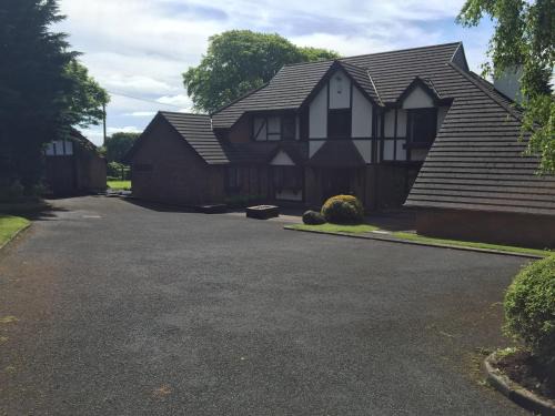 Bunratty Casa | Tudor Lodge Guest Accommodation