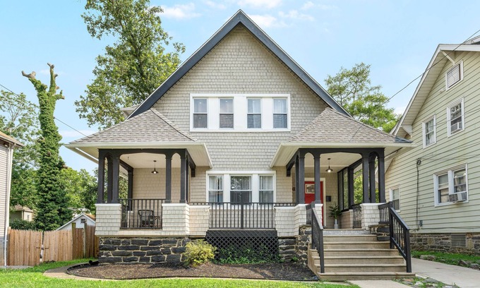 East Lansdowne Casa | Tudor Luxury- Comfy 4Bed Home, PHL, UPenn, Fast Wi-fi
