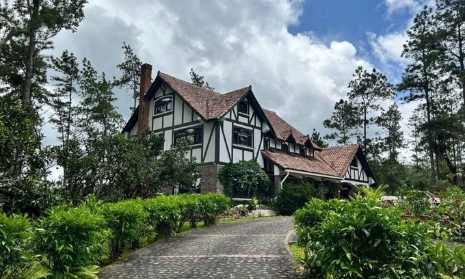 Cerro Azul Casa | Tudor Mountain Retreat
