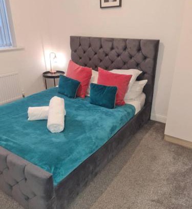 Bordesley Apartamento | Tudors eSuites - Three Bedroom House with Garden and Driveway #24StL