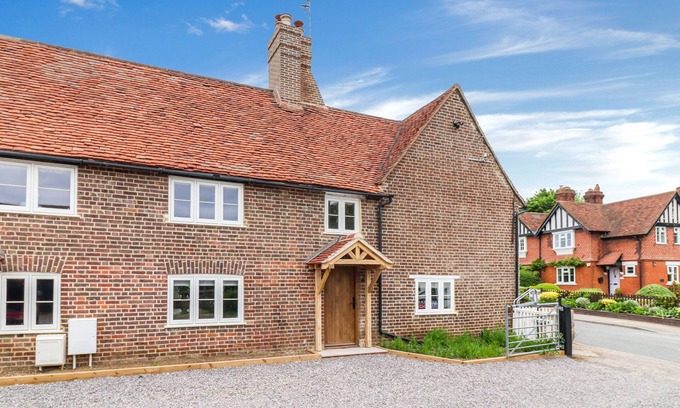 Chipperfield Cabaña | TUFFS FARM COTTAGE, pet friendly, with open fire in Chipperfield