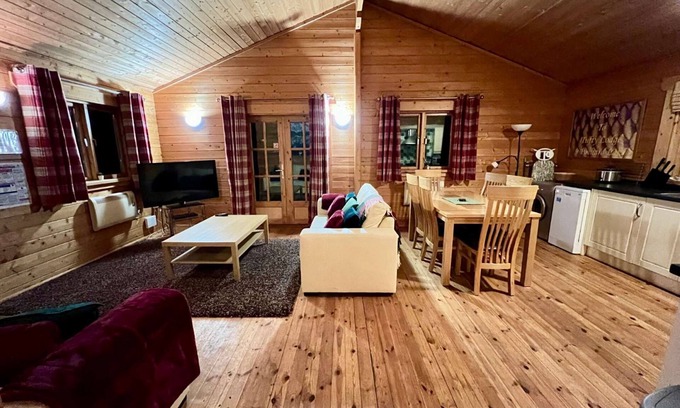 Ampney Crucis Casa | Tufty Lodge on the side of Lake Pochard