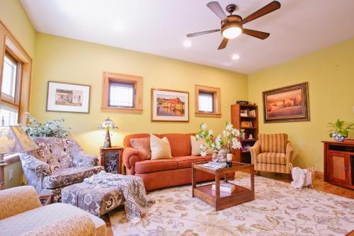 Black Mountain Casa | Tulip Cottage