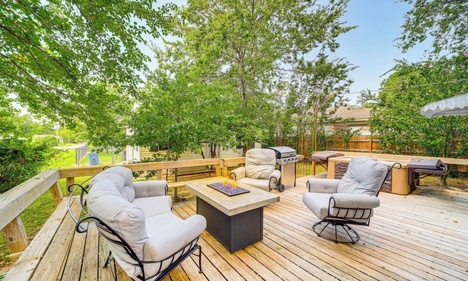 Tulsa Cabaña | Tulsa Cottage w/ Hot Tub: 4 Mi to Downtown