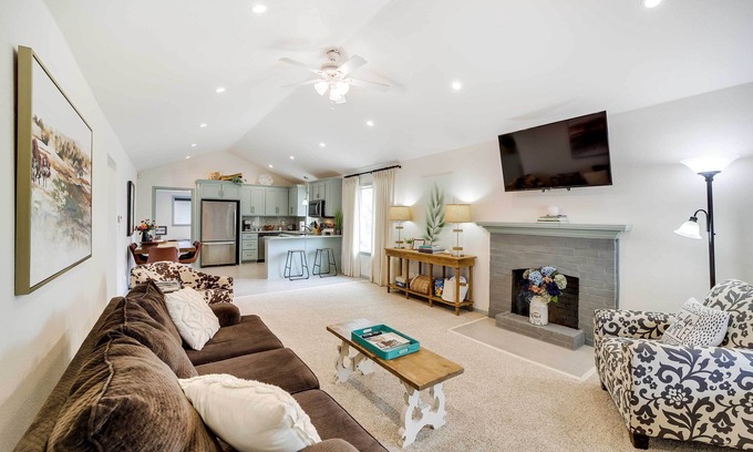 Cherry Street Casa | Tulsa Vacation Home ~ 3 Mi to Downtown