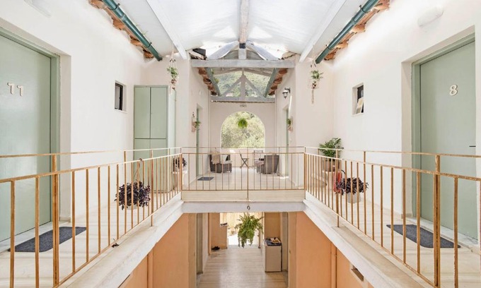 Ipsos Casa | Tune Inn Activity Guesthouse- Over 24's
