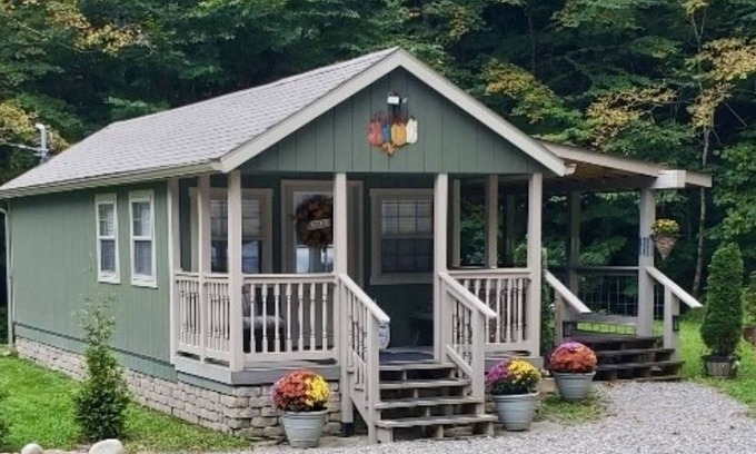 Elkins Cabina | Tunnel Mountain Getaways- Cozy Retreat with Scenic Views!