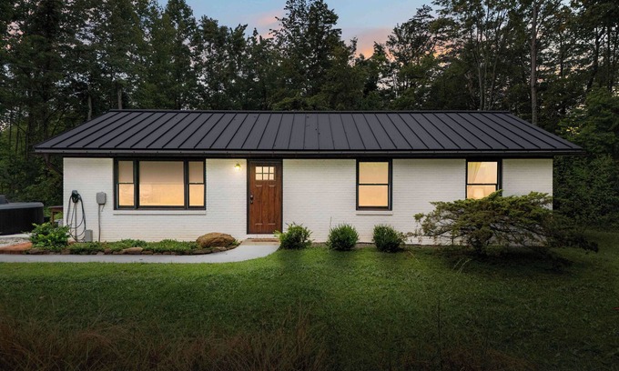 Frenchburg Casa | Tupelo Honey Home *EV Charger, Hot Tub, Solar Powered!*