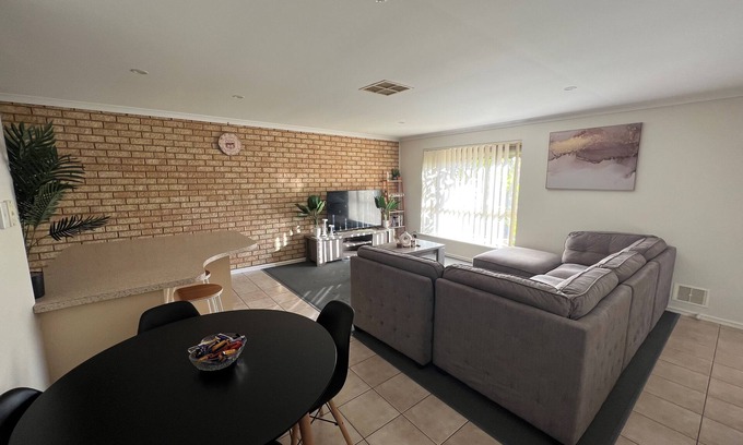 South Kalgoorlie Casa | Tupper Retreat - Modern 3 Bedroom 2 bathroom home with ALL amenities!!