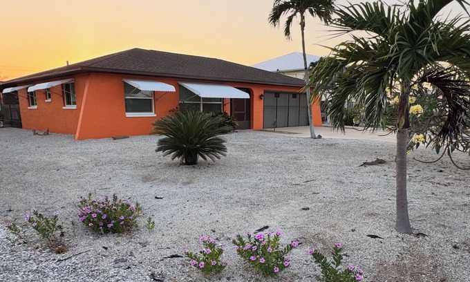 Saint James City Casa | Turn Key Island Getaway. Pine Island breeze. Dock/Lift. 3/2nBoat,Fish,Golf,Relax