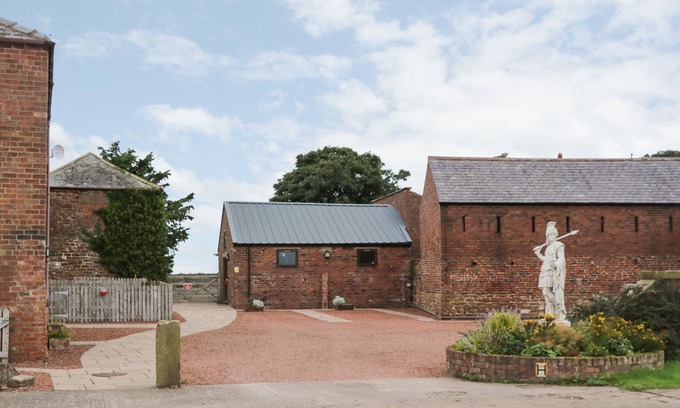 Wing Cabaña | TURRET, romantic, character holiday cottage in Brampton, Cumbria