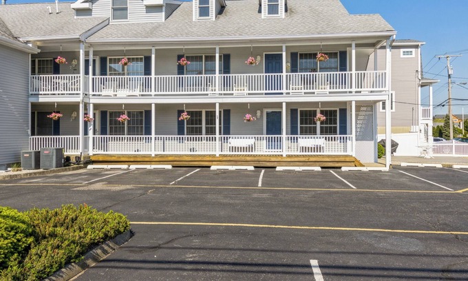Normandy Beach Condominio | TURTLE COVE AT RUNAWAY BAY! FULLY RENOVATED 2 BED 1.5 CONDO 1 BLOCK FROM BEACH!