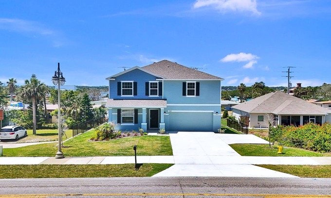 Ocean View Halifax Estates Casa | Turtle Paradisena | Spacious Home Just One Block From the Beach!
