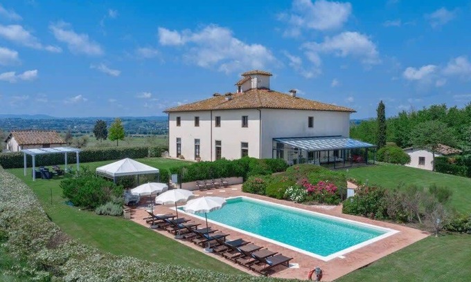 Le Piazze Villa | Tuscany 9 bed villa with indoor and outdoor pool