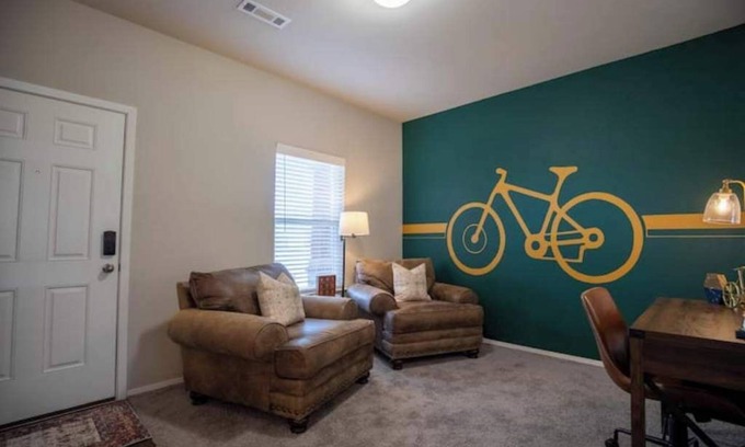 Fayetteville Casa | Tusk’s on Ivory! 2 miles from everything!