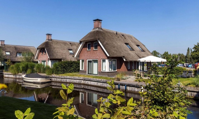 Idskenhuizen Casa | Twadde Thùs is an 8 person wellness water villa