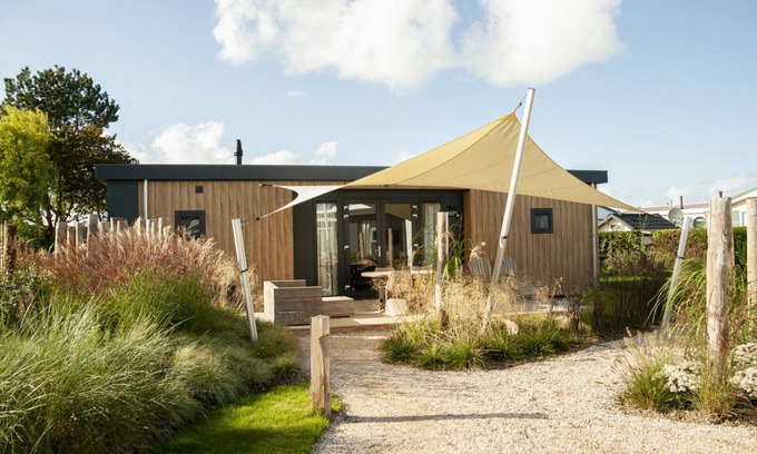 Nieuwvliet Casa | Twee Badkamers en Suite, Terras met Grote Zeiloverkapping, Eettafel en Lounge set op Terras