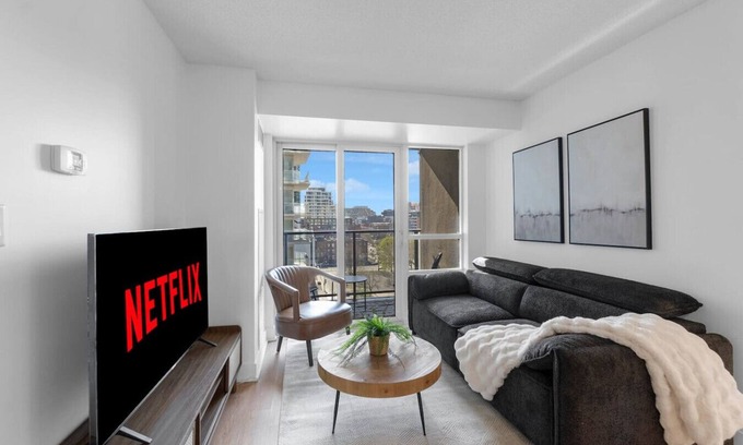 Toronto Entertainment District Hotel | TwentyTO - Free Parking - 2 min to Rogers Centre
