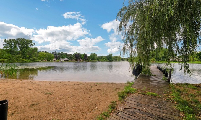 Trufant Casa | Twilight Cove: Crisp Air, Colorful Leaves & Lakeside Tranquility