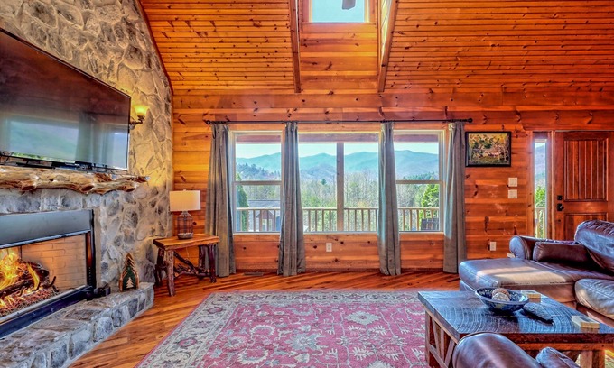 Hiawassee Cabina | Twilight Moon - by Chatuge Home Concierge Hot Tub, Fire pit & Pool Table, mountain view