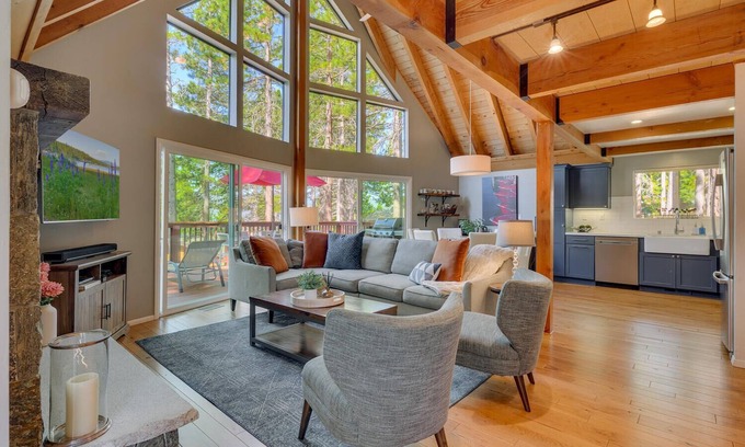 Lake Forest Casa | Twilight Ridge – Hot Tub, Views, Open Floor Plan, BBQ