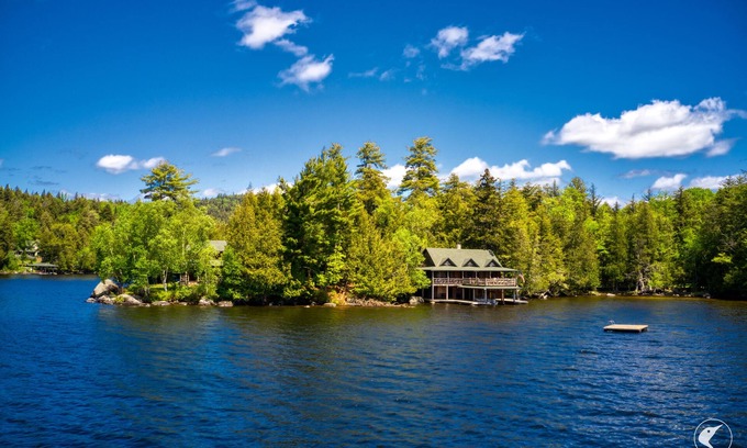 Saranac Lake Cabina | Twin Bay Camp- Stunning Seclusion on the Saranacs