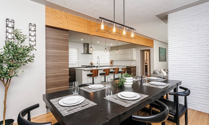 North Central Edmonton Casa | Twin bed Dreams W/AC - Near Rogers Place/RAH/NAIT
