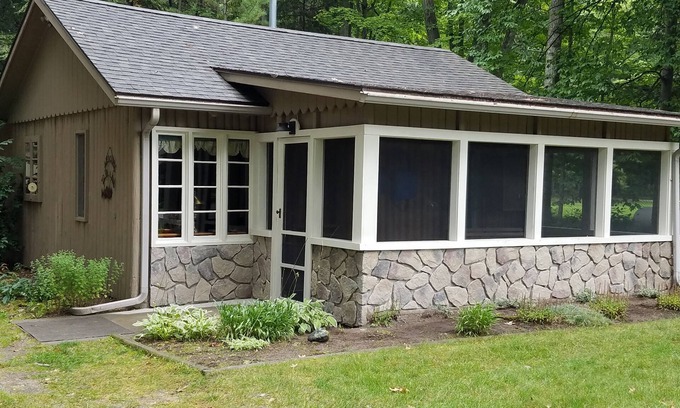 Honor Cabina | Twin Birch Resort - The Brown Bear Cabin: Lake Access with Rowboat and Kayak!