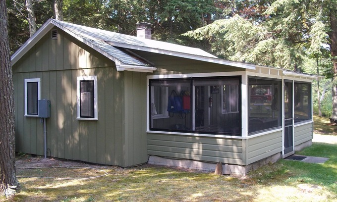 Honor Cabina | Twin Birch Resort - The Green Laker Cabin: Lakefront with Dock, Rowboat, and Kayak!