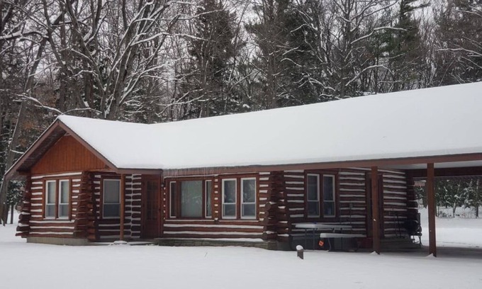 Honor Cabina | Twin Birch Resort - The Kodiak Cabin: Lake Access with Dock, Rowboat, and Kayak!