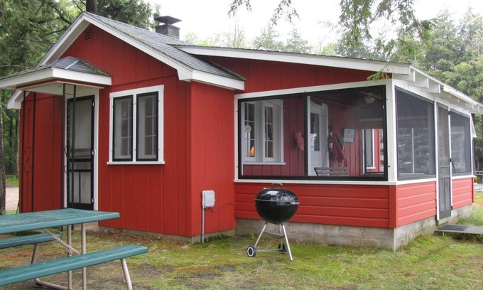 Honor Cabina | Twin Birch Resort - The Red Laker Cabin: Lakefront with Dock, Rowboat, and Kayak!