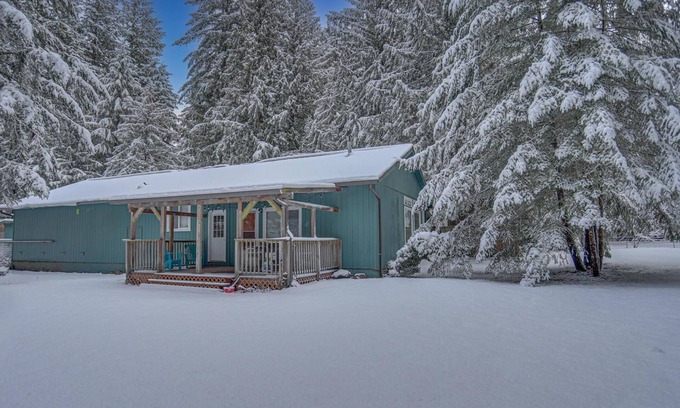 Zigzag Casa | Twin Cedars Getaway, Fenced Yard with Lawn, Deck, BBQ, Dog Friendly