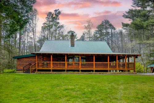 Brevard Casa | Twin Creeks Lodge by AvantStay 33 Acre Retreat