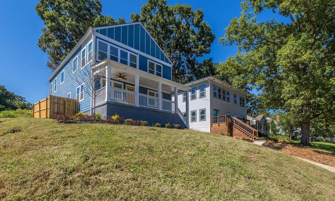 East Side Casa | Twin Homes - 8 Bedroom Retreat In Central ATL