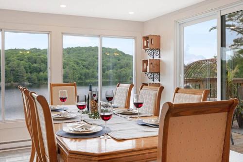 Val-des-Monts Casa | Twin Lake Retreat - Hot Tub & Private Beach