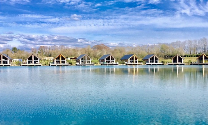 Tewitfield Cabina | Twin Lakes Country Club is a development of stunning lakeside lodges