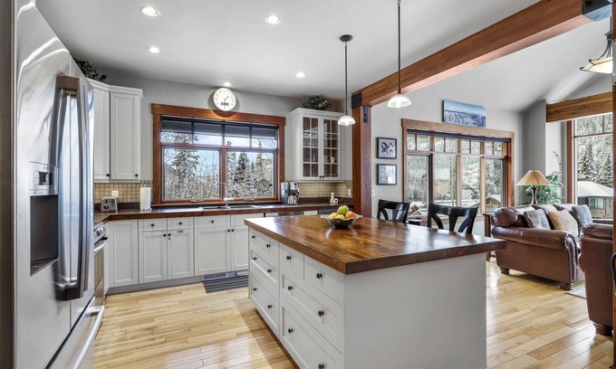 Sun Peaks Chalet De Esquí | Twin Oaks Chalet: 4BR Ski-In Chalet in Sun Peaks Resort w/Private Hot Tub