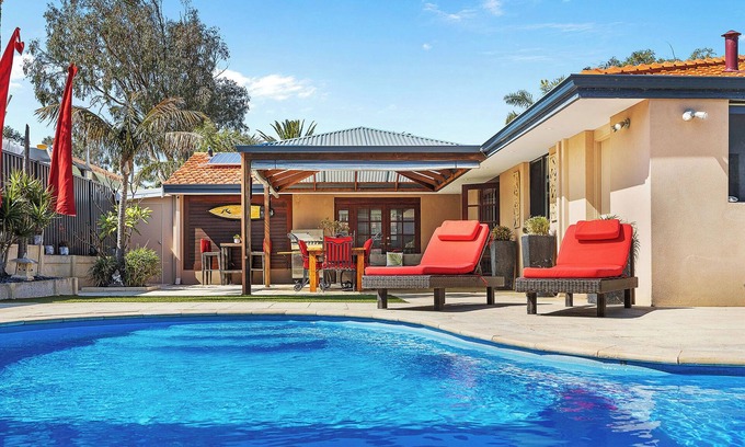 Marmion Casa | Twin Palms: 4BRM Coastal Retreat with Pool & BBQ