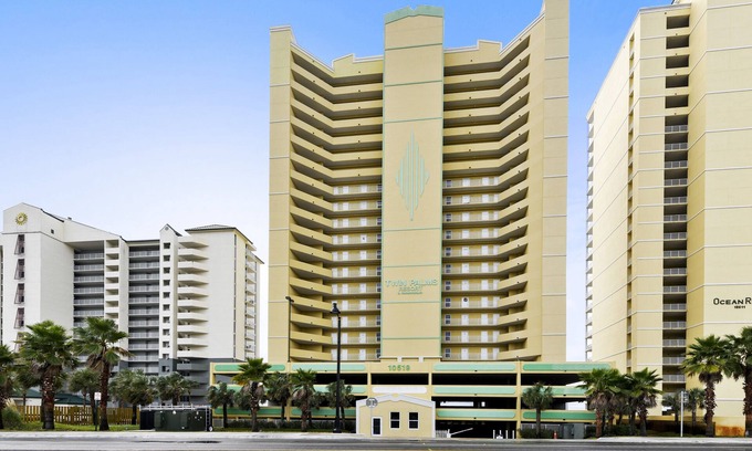 Long Beach Condominio | Twin Palms by Book That Condo