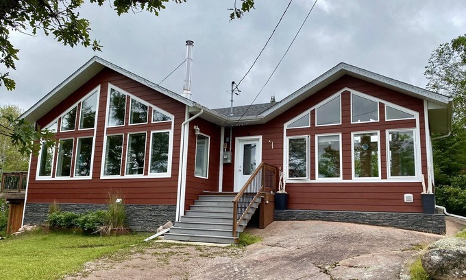 Manitoba Cabina | Twin Peaks Retreat- Cozy all-season cottage at beautiful Big Whiteshell Lake!