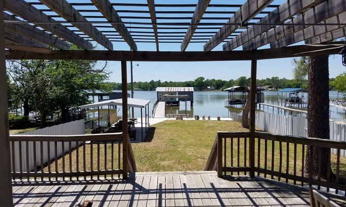 Azle Casa | "Twin Pines" - Lakefront House w / Boat House, kayaks y columpios sobre el agua