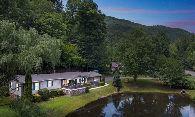 Whittier Casa | Twin Ponds Retreats (4-Bedroom) - Pets Allowed by RedAwning