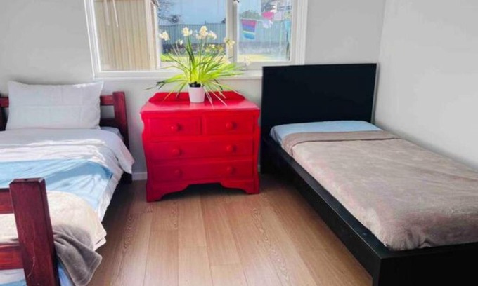 Karabar Casa | Twin Room -2single beds in share house in Queanbeyan & Canberra
