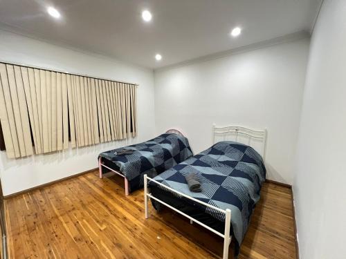 Lurnea Casa | Twin Room in Spacious House - L5