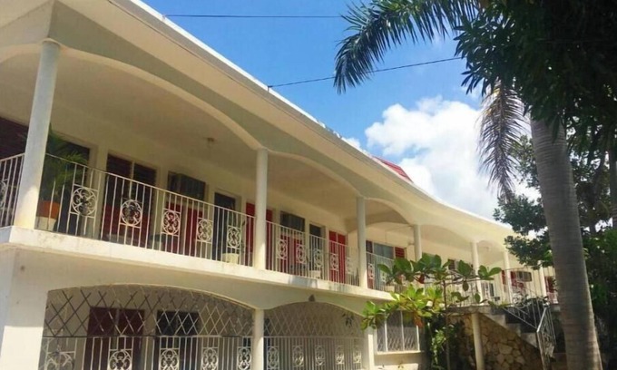 IronShore Estates Apartamento | Twin Room with Porch and garden view. Private bathroom. Shops 8 min. walk.