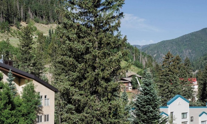 Taos Ski Valley Condominio | Twining 7 - Tasteful Bi-Level Condo with Wood Fireplace and WifI