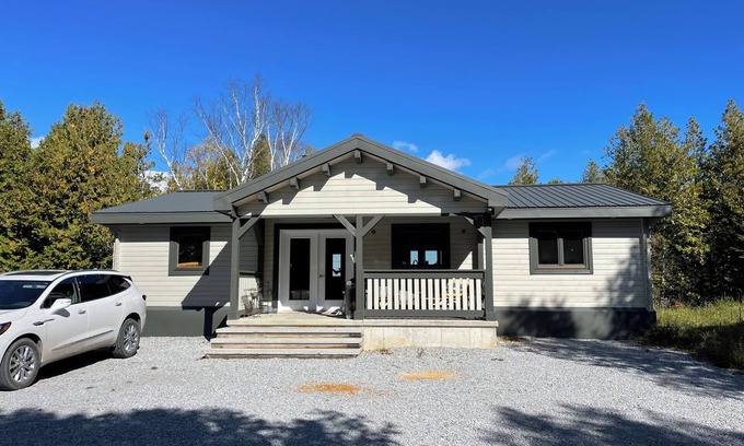 Manitoulin District Cabaña | Twins Harbour Cottage on Lake Kagawong, Manitoulin Island.