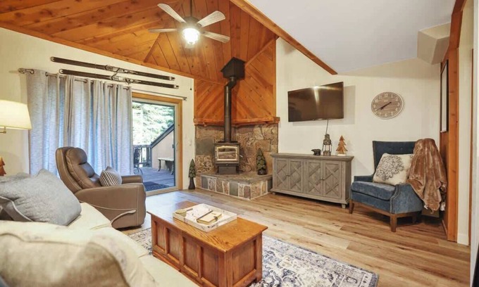 Shaver Lake Cabina | Two Bears Basecamp | Views, Trails, Flat Parking