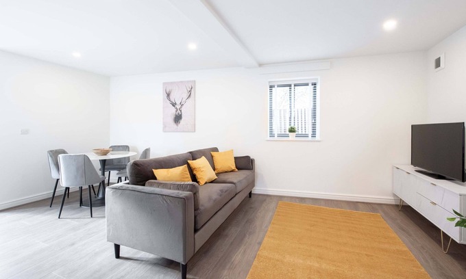 Herongate Casa | Two Bed House in Gated Development - Close to M25