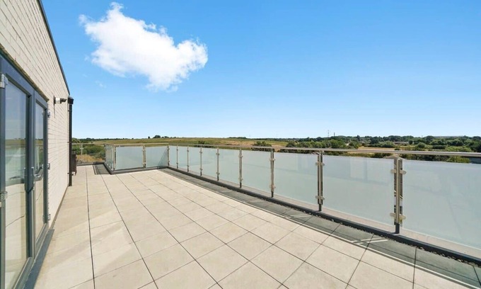 George Green Apartamento | Two Bed Penthouse With Wrap Around Balcony